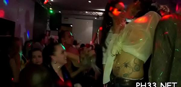 Gals wants to fuck the army dancer